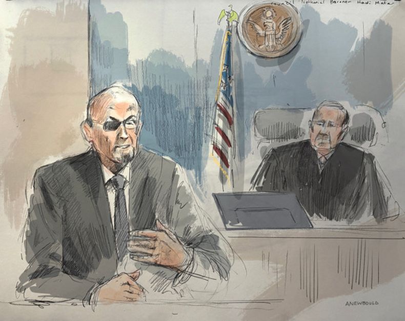 En este dibujo de la sala del tribunal, Salman Rushdie, a la izquierda, testifica ante un tribunal federal durante el juicio por terrorismo contra Hadi Matar, su presunto agresor, el jueves 23 de julio de 2026 en Buffalo, Nueva York. (Alexandra Newbould via AP)