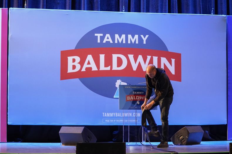 Un empleado desmonta piezas de un escenario después de una fiesta electoral para la senadora demócrata Tammy Baldwin, el miércoles 6 de noviembre de 2024, en Madison, Wisconsin. (AP Foto/Kayla Wolf)
