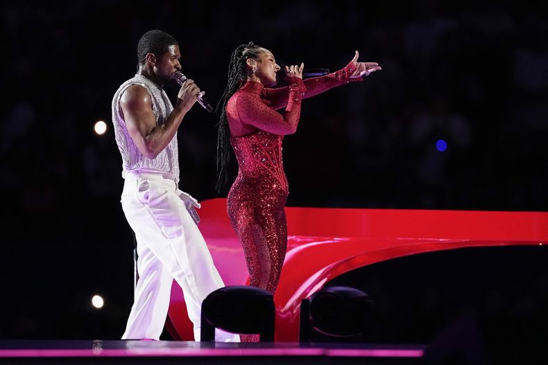 Usher, izquierda, y Alicia Keys durante su presentación en el espectáculo de medio tiempo del Super Bowl 58 de la NFL entre los 49ers de San Francisco y los Chiefs de Kansas City el domingo 11 de febrero de 2024 en Las Vegas. (Foto AP/Eric Gay)