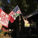 Vigilia comunitaria el lunes 30 de junio de 2025 para solidarizarse con una familia de inmigrantes después de que agentes del ICE detuvieron a Rosalina Luna Vargas el sábado 28 de junio frente a sus hijos, en Pasadena, California (AP Foto/Damian Dovarganes)