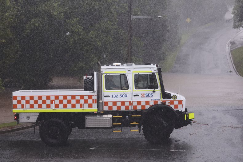 Un vehículo de los Servicios Estatales de Emergencia bloquea un camino inundado en Lismore, en el norte de Nueva Gales del Sur, el viernes 7 de marzo de 2025. (Jason OBrien/AAP Image vía AP)