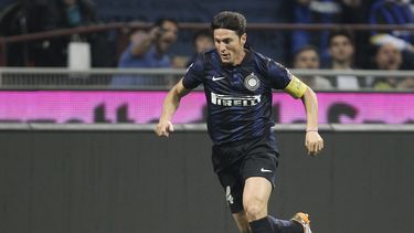 americateve | El jugador del Inter, Javier Zanetti, controla el bal&oacute;n en un partido contra la Lazio por la Serie A el s&aacute;bado, 10 de mayo de 2014, en Mil&aacute;n. (AP Photo/Antonio Calanni)