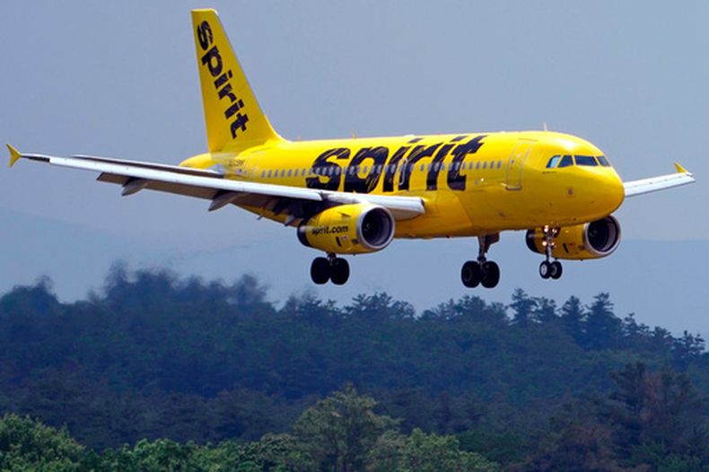 ARCHIVO - Un Airbus 319 de la aerolínea Spirit se aproxima al aeropuerto regional Manchester-Boston para aterrizar, el 2 de junio de 2023, en Manchester, Nueva Hampshire. (AP Foto/Charles Krupa, archivo)
