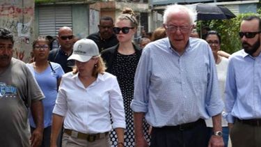 bernie sanders comienza a ver la devastacion en la isla