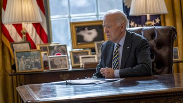 El presidente Joe Biden escucha un informe sobre la respuesta federal a los incendios forestales en el área de Los Ángeles, el viernes 10 de enero de 2025, en la Oficina Oval de la Casa Blanca, en Washington. (AP Foto/Ben Curtis)