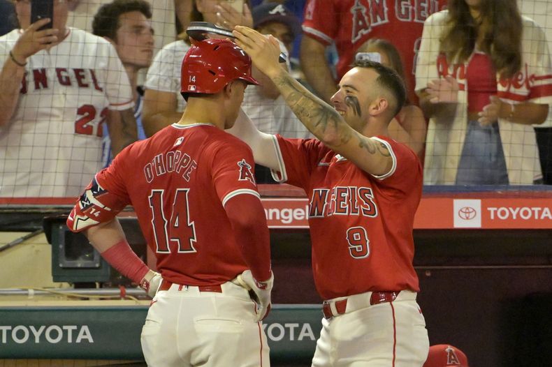 Zach Neto, de los Angelinos de Los Ángeles, coloca una aureola sobre Logan OHoppe, quien bateó un jonrón ante los Bravos de Atlanta, el viernes 16 de agosto de 2024 (AP Foto/Jayne Kamin-Oncea)