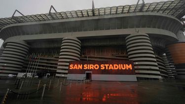 La lluvia cae sobre el estadio San Siro de Milán, el 27 de enero de 2025. (AP Foto/Luca Bruno)