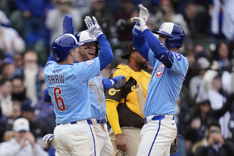 Carson Kelly de los Cachorros de Chicago celebra con Nico Hoerner y Matt Shaw su jonrón de tres carreras en la sexta entrada ante los Padres de San Diego el sábado 5 de abril del 2025. (AP Foto/Erin Hooley)