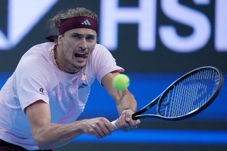 El alemán Alexander Zverev regresa la bola del serbio Novak Djokovic en los cuartos de final del Abierto de China el domingo 4 de octubre del 2026. (AP Foto/Achmad Ibrahim)