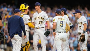 El lanzador de los Cerveceros de Milwaukee, Jacob Misiorowski (32), estrecha la mano del receptor Gary Sánchez —segundo desde la izquierda— durante un cambio de lanzador en la sexta entrada de un partido de béisbol contra los Cardenales de San Luis, el domingo 27 de septiembre de 2026, en Milwaukee. (Foto AP/Kayla Wolf)