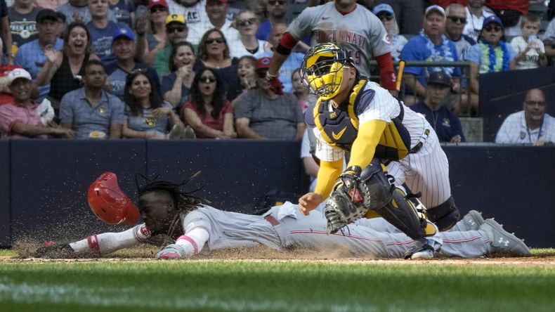 Elly De La Cruz de los Rojos de Cincinnati se roba el plato frente al cátcher de los Cerveceros de Milwaukee el venezolano William Contreras en la séptima entrada del juego del sábado 8 de julio del 2023. (AP Foto/Morry Gash)