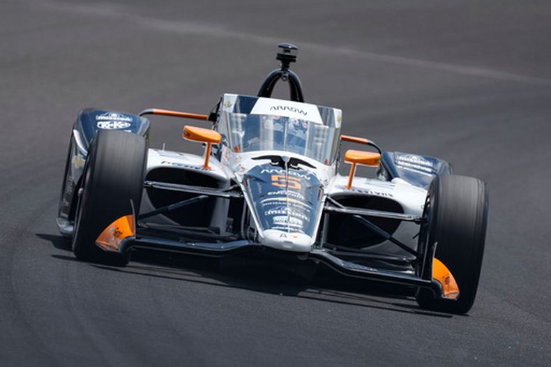 El mexicano Pato OWard conduce a través de la tercera curva durante las clasificaciones para la carrera de automovilismo de las 500 Millas de Indianápolis en el Indianapolis Motor Speedway en Indianápolis, el domingo 17 de mayo de 2026. (Foto AP/Michael Conroy)