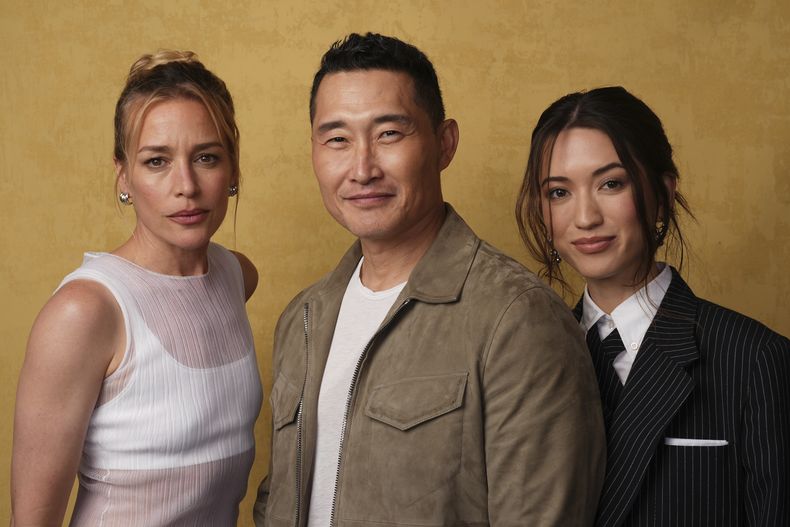 Piper Perabo, de izquierda a derecha, Daniel Dae Kim y Reina Hardesty posan para un retrato para promocionar Butterfly durante la Comic-Con International el viernes 25 de julio de 2025, en San Diego. (Foto AP/Chris Pizzello)