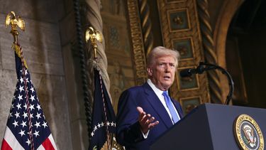 El presidente Donald Trump habla en su finca de Mar-a-Lago, en Palm Beach, Florida, el martes 18 de febrero de 2025. (Pool vía AP)