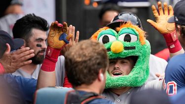 Caleb Durbin de los Medias Rojas de Boston celebra con sus compañeros tras batear un jonrón de dos carreras en la cuarta entrada ante los Medias Blancas de Chicago el jueves 9 de julio del 2026. (AP Foto/Nam Y. Huh)