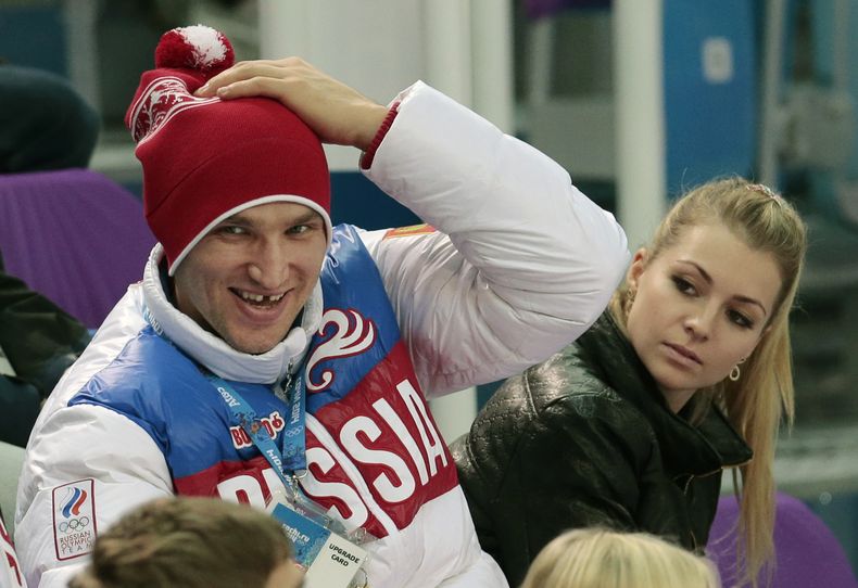 La tenista Mar&iacute;a Kirilenko y Alexander Ovechkin, astro del h&oacute;ckey sobre hielo, fotografiados durante la competencia ol&iacute;mpica de patinaje en Sochi, Rusia, el 11 de febrero del 2014. Kirilenko anunci&oacute; que los dos hab&iacute;a rot
