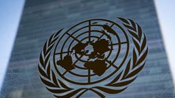 ARCHIVO - El símbolo de Naciones Unidas se exhibe afuera del Edificio de la Secretaría de la ONU, el 28 de febrero de 2022, en la sede de Naciones Unidas. (AP Foto/John Minchillo, archivo)