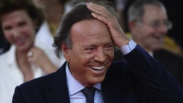 julio iglesias enfrenta osteoblastoma, la rara enfermedad osea que afecta su movilidad
