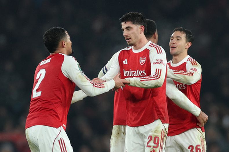 Kai Havertz (segundo a la izquierda) celebra tras anotar un gol para Arsenal en el partido de vuelta contra Chelsea en las semifinales de la Copa de la Liga inglesa, el martes 3 de febrero de 2026. (AP Foto/Ian Walton)