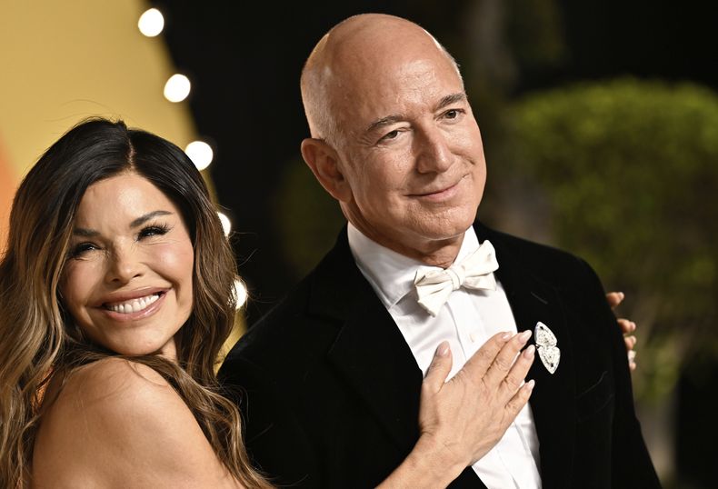 ARCHIVO - Lauren Sanchez y Jeff Bezos a su llegada a la fiesta de los Oscar organizada por Vanity Fair, en Wallis Annenberg Center for the Performing Arts en Beverly Hills, California, el 2 de marzo de 2025. (Foto de Evan Agostini/Invision/AP archivo)