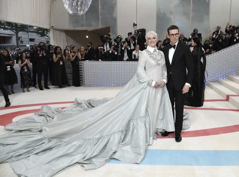 Glenn Close, izquierda, y Erdem Moralıoğlu llegan a la gala del Instituto del Vestido del Museo Metropolitano de Arte para celebrar la inauguración de la exposición Karl Lagerfeld: A Line of Beauty el lunes 1 de mayo de 2023 en Nueva York. (Foto Evan Agostini/Invision/AP)
