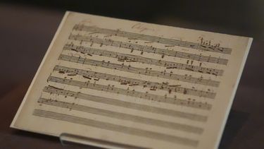 Una partitura musical desconocida hasta ahora, posiblemente de Frederic Chopin, descansa en una vitrina tras ser descubierta en la Biblioteca y Museo Morgan, el miércoles 13 de noviembre de 2024, en Nueva York. Se trata del primer hallazgo de este tipo desde 1930, aunque su autenticidad sigue siendo objeto de debate. (Foto AP/John Minchillo)