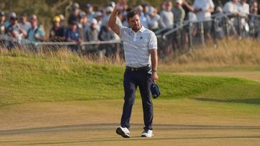 Bryson DeChambeau, de Estados Unidos, saluda a los fanáticos mientras camina al hoyo 18 durante el tercer día de actividad del Abierto Británido de Golf, en el campo del club de golf en Royal Birkdale, el sábado 18 de julio de 2026, en Southport, Inglaterra. (AP Foto/Jon Super)