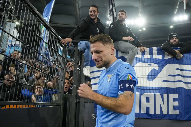 Ciro Immobile festeja con los hinchas de Lazio tras la victoria ante Celtic en la Liga de Campeones, el martes 28 de noviembre de 2023, en Roma. (AP Foto/Alessandra Tarantino)