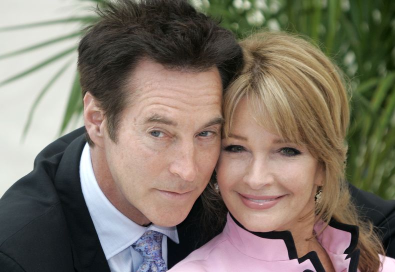 ARCHIVO - Los actores Drake Hogestyn, izquierda, y Deidre Hall, del melodrama Days of Our Lives posan en el 48to festival de la televisión en Monte Carlo en Mónaco el 10 de junio de 2008. Hogestyn, quien interpretó a John Black durante casi cuatro décadas en Days of Our Lives murió de cáncer de páncreas a los 70 años. (Foto AP/Lionel Cironneau, archivo)