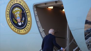 El presidente Joe Biden aborda el Air Force One en la base militar Andrews, Maryland, de camino a Tampa, Florida, para visitar las áreas afectadas por el huracán Milton, el domingo 13 de octubre de 2024. (AP Foto/Manuel Balce Ceneta)