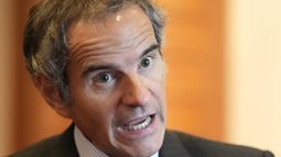 Rafael Mariano Grossi, director general del Organismo Internacional de Energía Atómica habla en una entrevista con The Associated Press en un hotel en Tokio, viernes 7 de julio de 2023. (AP Foto/Shuji Kajiyama)