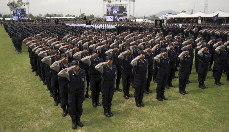 Efectivos pertenecientes al nuevo cuerpo policial de M&eacute;xico conocido como la Gendarmer&iacute;a saludan durante la ceremonia de presentaci&oacute;n en la sede de la Polic&iacute;a Federal en la Ciudad de M&eacute;xico, el viernes 22 de agosto de 20