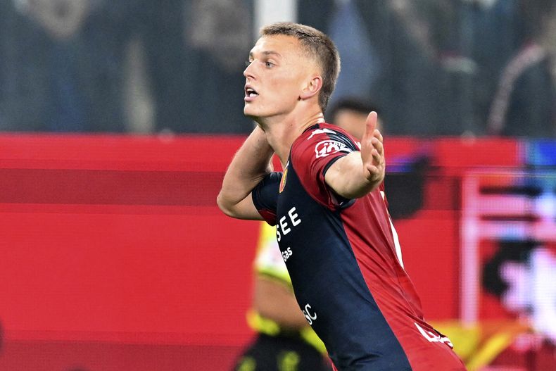 Albert Gudmundsson del Genoa celebra luego de anotar ante Salernitana, en partido de la Liga Italiana jugado en el Luigi Ferraris, en Genoa, Italia, el viernes 27 de octubre de 2023. (Tano Pecoraro//LaPresse via AP)
