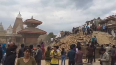 dos semanas despues del devastador terremoto, un sismo de 7,4 grados sacude a nepal