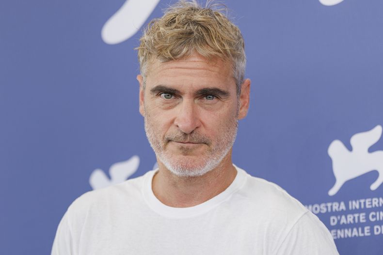 ARCHIVO- Joaquin Phoenix en la sesión fotográfica de la película Joker: Folie A Deux durante la 81ª edición del Festival de Cine de Venecia en Venecia, Italia, el 4 de septiembre de 2024. (Foto Vianney Le Caer/Invision/AP, archivo)