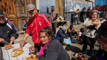 Personas consumen alimentos distribuidos gratuitamente por la Unión de Trabajadores de la Economía Popular en Buenos Aires, Argentina, el miércoles 23 de septiembre de 2026. (Foto AP/Rodrigo Abd)