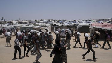 Palestinos llevan bolsas con comida y ayuda humanitaria en Rafah, Franja de Gaza, el 8 de junio del 2025. (AP foto/Abdel Kareem Hana)