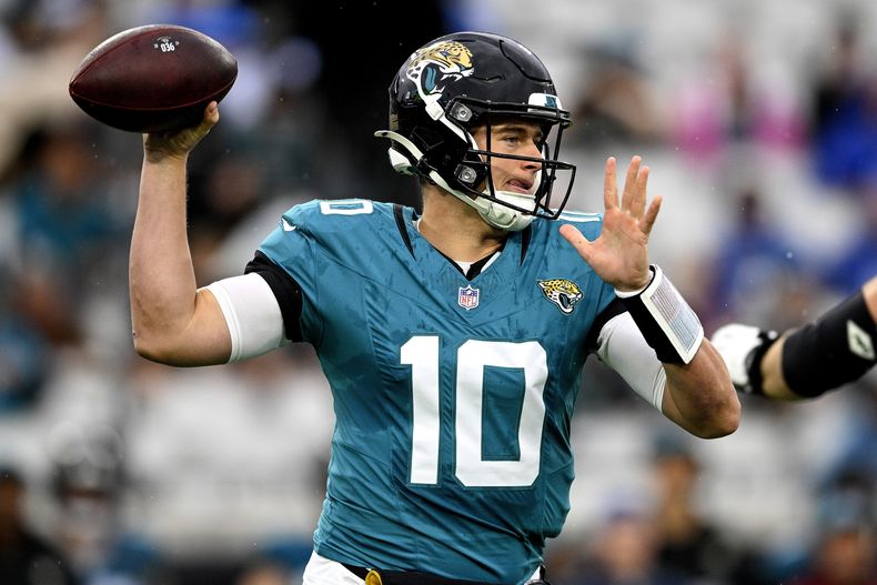 ARCHIVO - Mac Jones (10), quarterback de los Jaguars de Jacksonville, busca lanzar el balón durante la primera mitad del partido de la NFL en contra de los Titans de Tennessee, el domingo 29 de diciembre de 2024, en Jacksonville, Florida. (AP Foto/Phelan M. Ebenhack, Archivo)