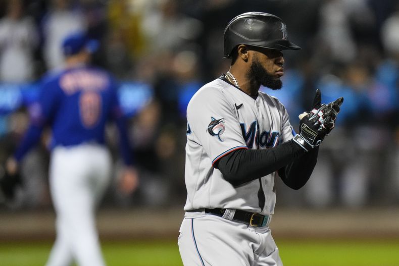 El dominicano Bryan de la Cruz festeja luego de batear un sencillo productor en el duelo ante los Mets de Nueva York, segundo de una doble tanda realizada el miércoles 27 de septiembre de 2023 (AP foto/Frank Franklin II)