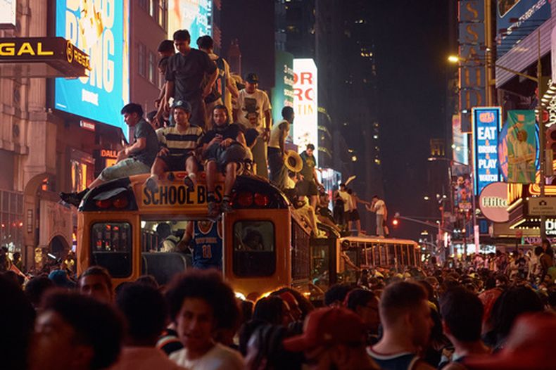 Aficionados de los Knicks de Nueva York celebran el título del equipo después de vencer a los Spurs de San Antonio en el juego 5 de las Finales de la NBA la madrugada del domingo 14 de junio del 2026. (AP Foto/Andres Kudacki)