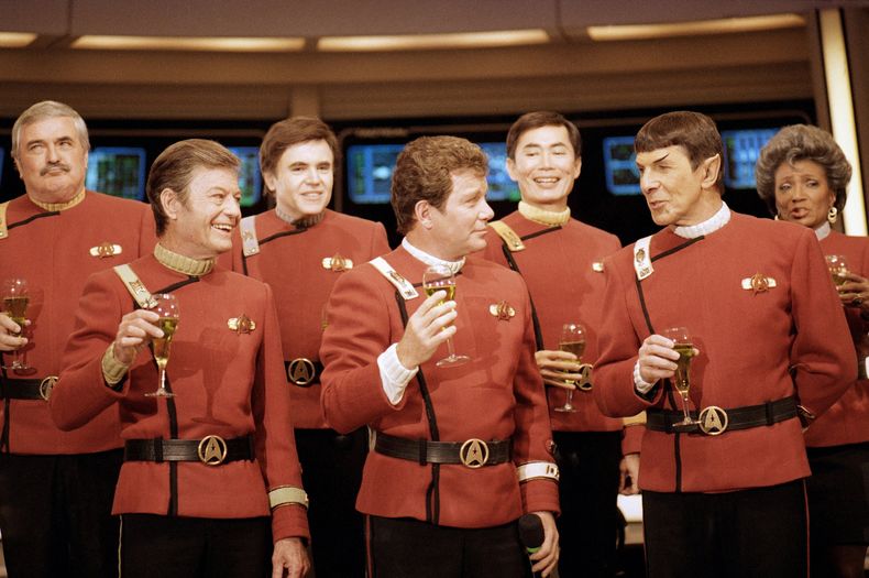 ARCHIVO - Miembros del equipo de Star Trek, de izquierda a derecha, James Doohan, DeForest Kelley, Walter Koenig, William Shatner, George Takei, Leonard Nimoy y Nichelle Nichols, brindan por la nueva película de Star Trek en Paramount Studios el 28 de diciembre de 1988. (Foto AP/Bob Galbraith, archivo)