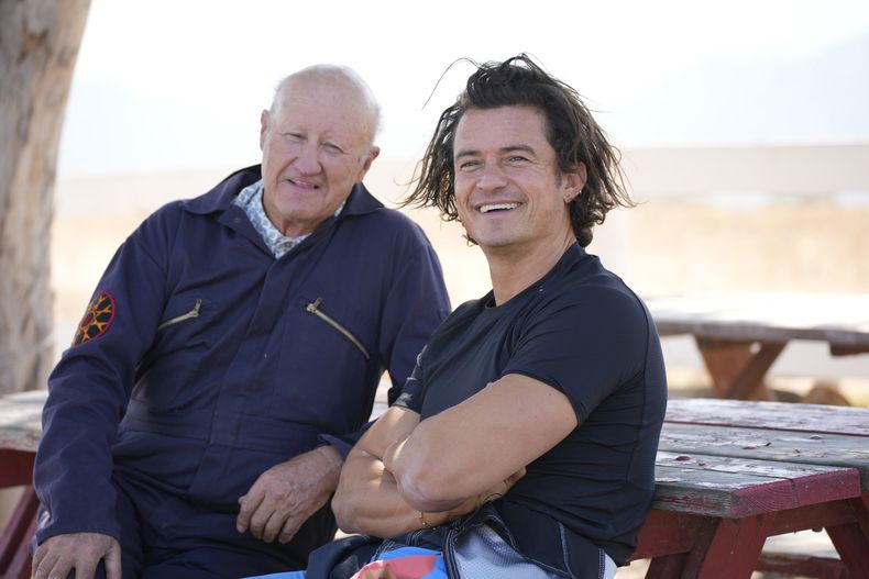 Esta imagen publicada por Peacock muestra a Chris Copeland, izquierda, y Orlando Bloom en un episodio de la serie de televisión Orlando Bloom: To the Edge. (Casey Durkin/Peacock via AP)