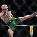 Conor McGregor, izquierda, intenta conectar una patada a Max Holloway en su combate de peso welter en la función de artes marciales mixtas UFC 329, el sábado 11 de julio de 2026, en Las Vegas. (AP Foto/John Locher)
