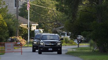 Una caravana pasa por el vecindario de la casa vacacional del presidente Joe Biden, el domingo 21 de julio de 2024, en Rehoboth Beach, Delaware. (AP Foto/Matt Slocum)