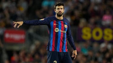 entre rumores de crisis con clara chia, gerard pique es fotografiado en paris con una famosa modelo
