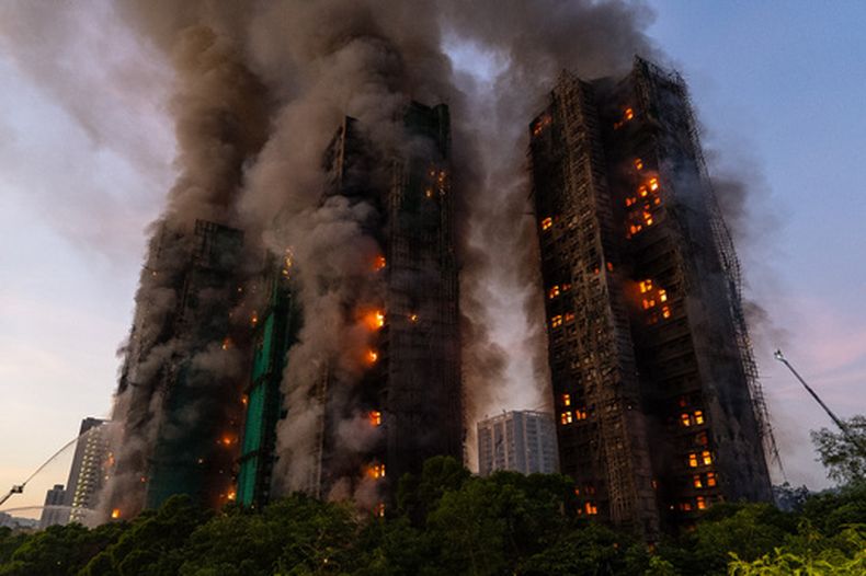 Columnas de humo y llamas después de que se originó un incendio en el complejo residencial de Wang Fuk Court, en el distrito de Tai Po, el 26 de noviembre de 2025, en Hong Kong. (AP Foto/Chan Long Hei, Archivo)