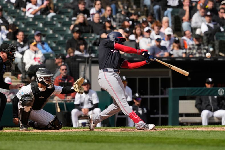 José Tena de los Nacionales de Washington conecta un jonrón solitario durante la décima entrada de un partido de béisbol contra los Medias Blancas de Chicago en Chicago, el domingo 26 de abril de 2026. (AP Foto/Nam Y. Huh)
