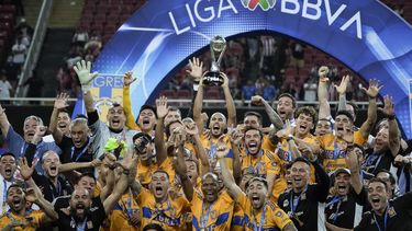 El capitán de Tigres Guido Pizarro alza el trofeo de campeones de la Liga MX tras la victoria 3-2 ante Guadalajara en la final, el domingo 28 de mayo de 2023, en Guadalajara. (AP Foto/Eduardo Verdugo)