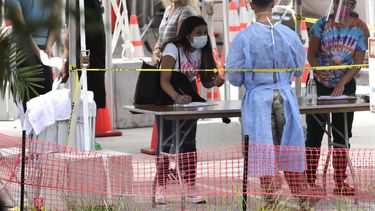este domingo florida reporto mas de 10.000 nuevos casos de covid