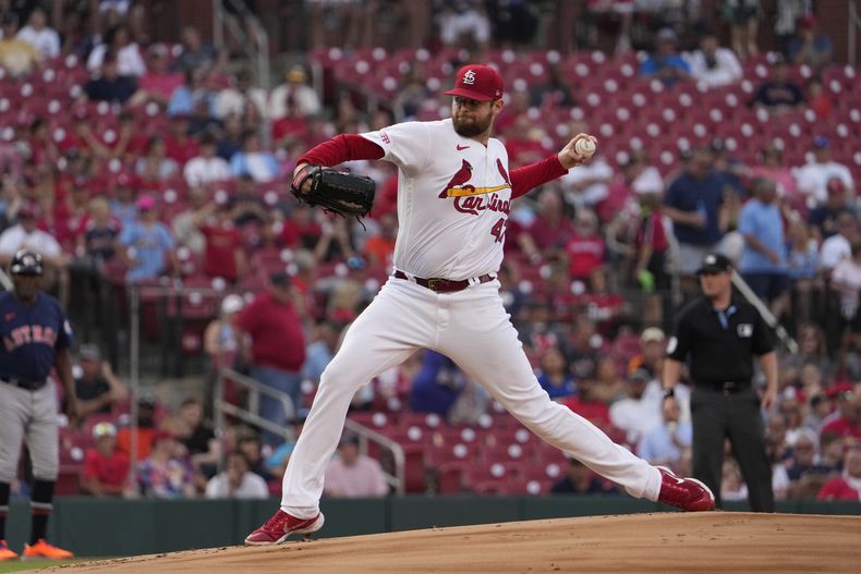 El abridor de los Cardenales de San Luis Jordan Montgomery lanza en la primera entrada del encuentro ante los Astros de Houston el martes 27 de junio del 2023. (AP Foto/Jeff Roberson)